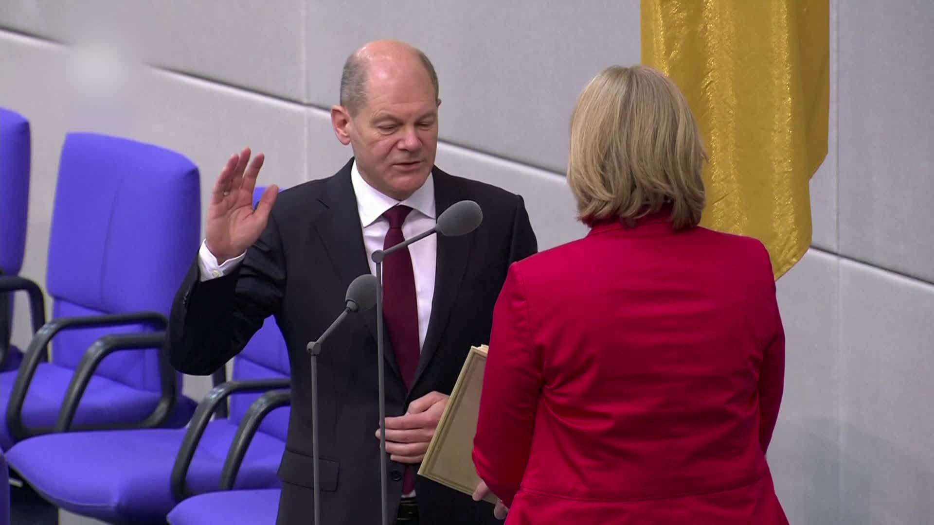 올라프 숄츠 독일 신임 총리가 배르벨 바스 연방 하원의장 앞에서 선서하고 있다.