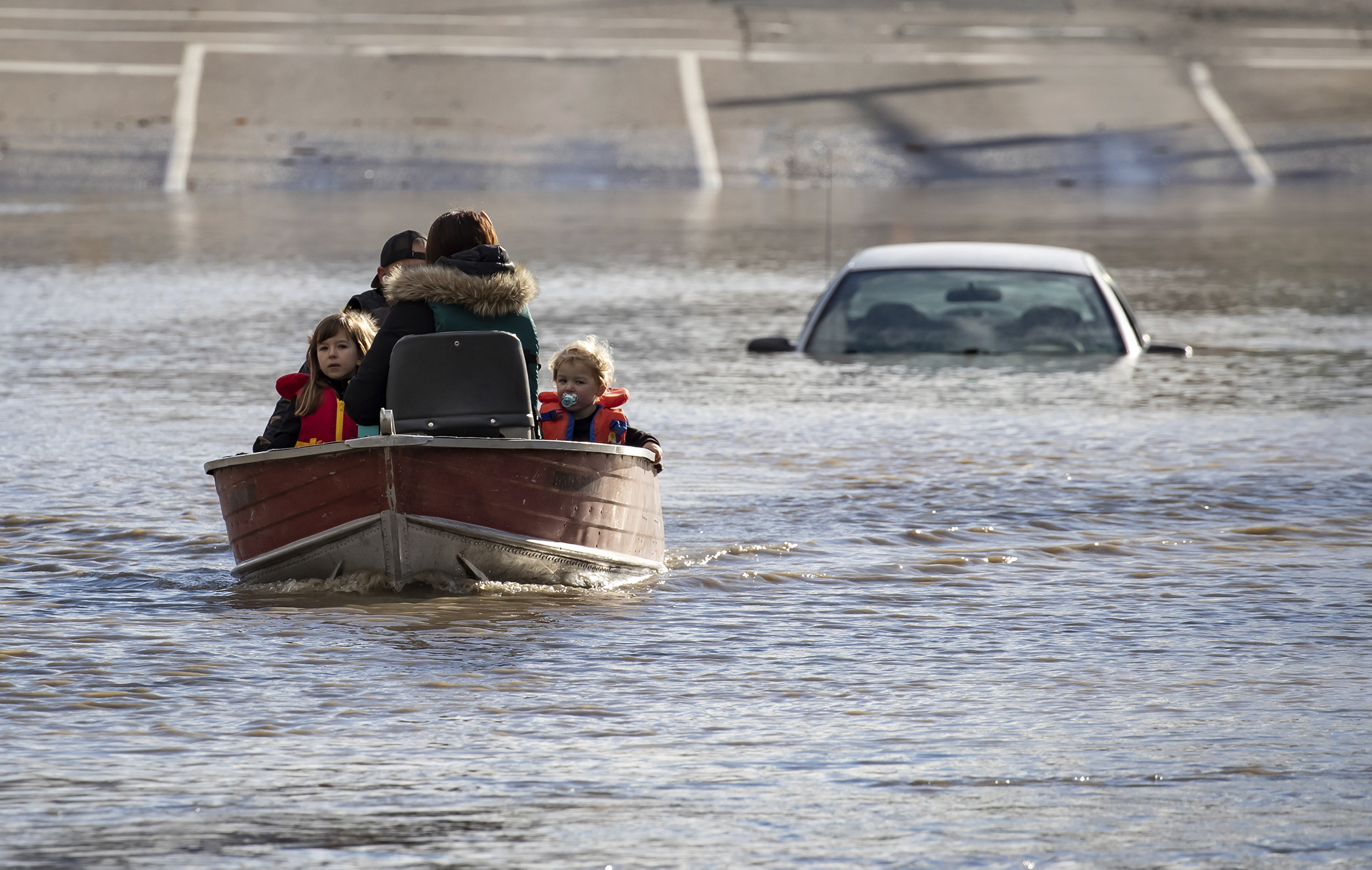 캐나다 브리티시컬럼비아 주에 발생한 홍수로 일가족이 보트를 타고 대피하고 있다. (11월 17일, 출처: 연합뉴스)