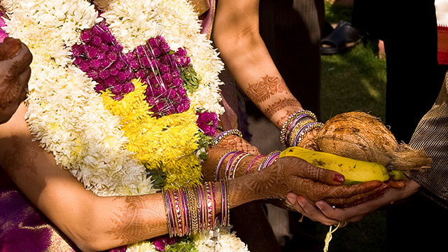 인도 여성들의 화려한 결혼 장식. 재력이 있는 가문에서는 결혼 장식을 위한 보석 구매 등에 수억 원 이상을 지출하기도 한다.