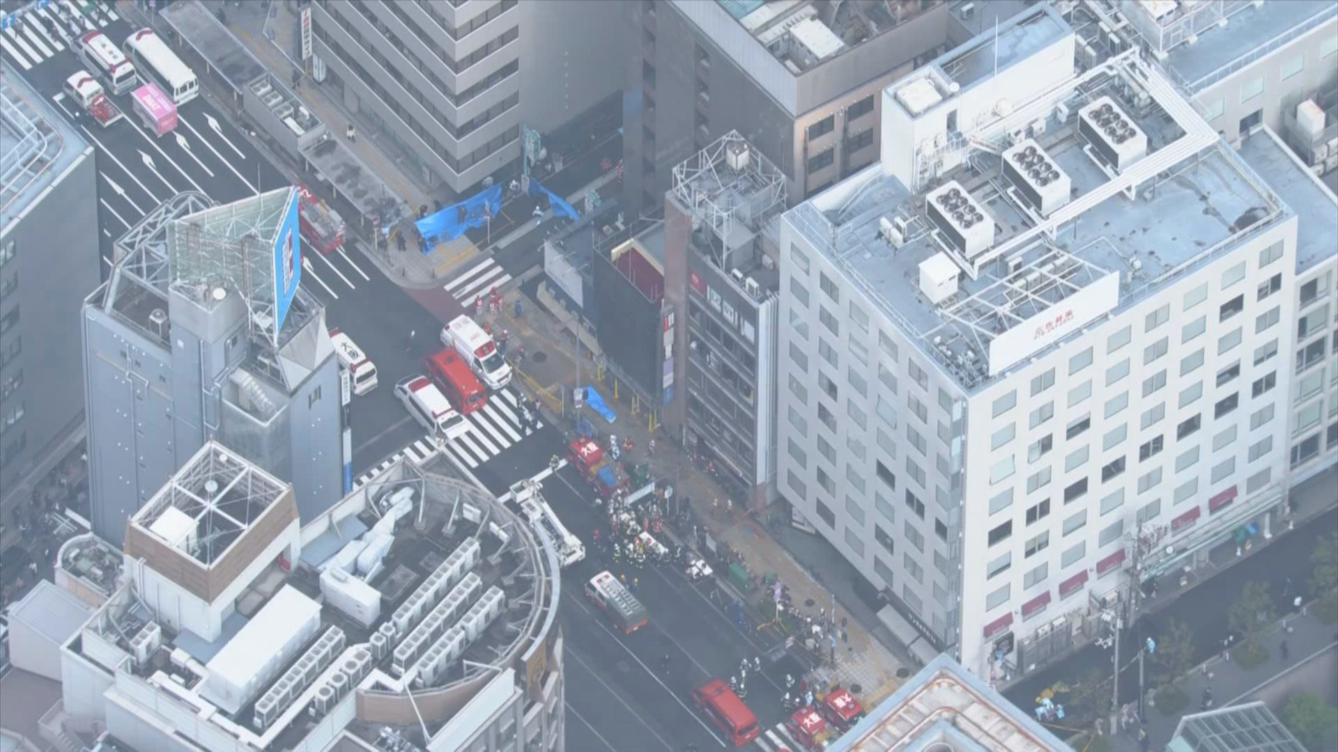 2021년 12월 17일 오전 방화로 24명이 숨진 일본 오사카시 번화가 8층 건물 (화면 가운데)   / NHK 화면 갈무리