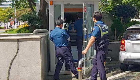 부산 동래구 한 현금입출금기에 경찰이 출동한 모습. 이곳에서 3개월 동안 25명 검거