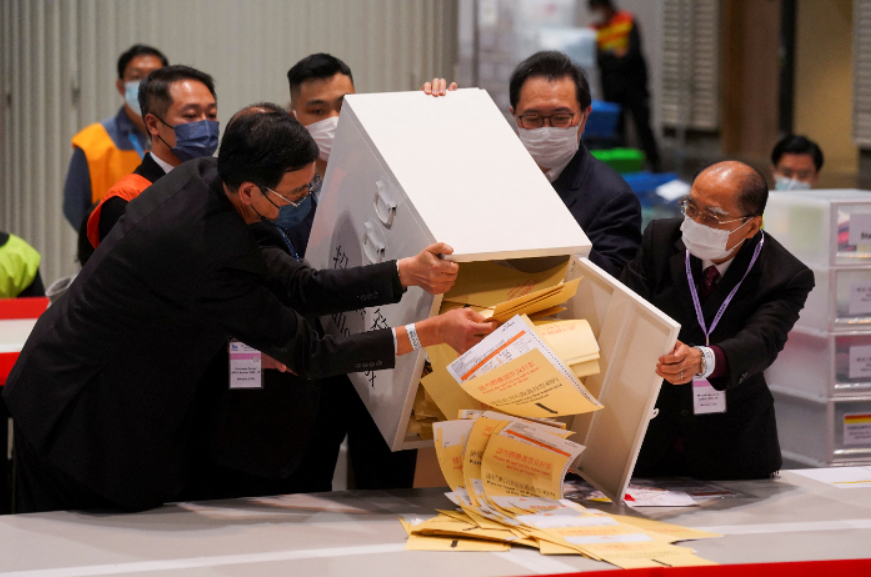 홍콩 입법회 선거가 열린 12월 19일 선거관리위원들이 투표함을 열고 있다. (사진 연합뉴스)