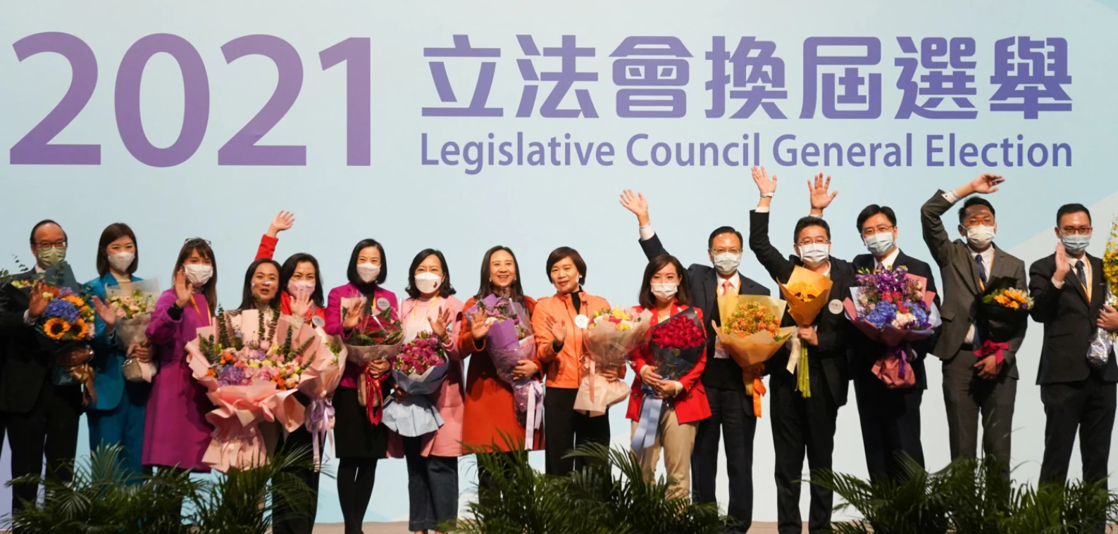 홍콩 입법회 선거에 출마했던 친중파 당선인들이 20일 자축 행사를 가졌다.