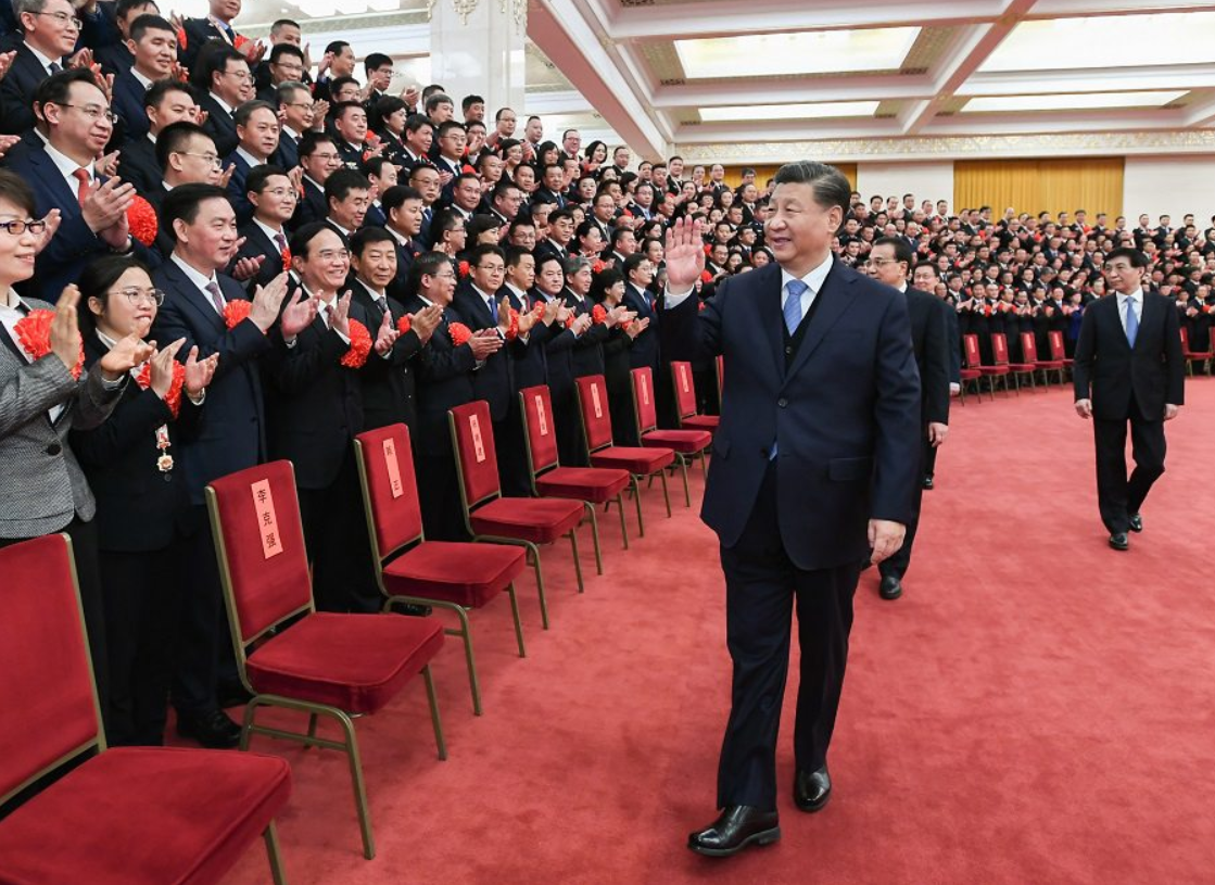 시진핑 중국 국가주석은 ‘애국자가 다스리는 중국’을 강조해왔다. 시 주석이 12월 15일 베이징 인민대회당에서 전중국기자협회 회의에 참석한 대표들과 언론상 수상자들에게 인사하고 있다. (사진 연합뉴스)