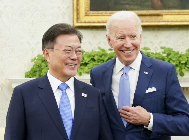 문재인 대통령과 조 바이든 미국 대통령이 지난 5월 21일 한미 정상회담 후 기념촬영을 하고 있다.