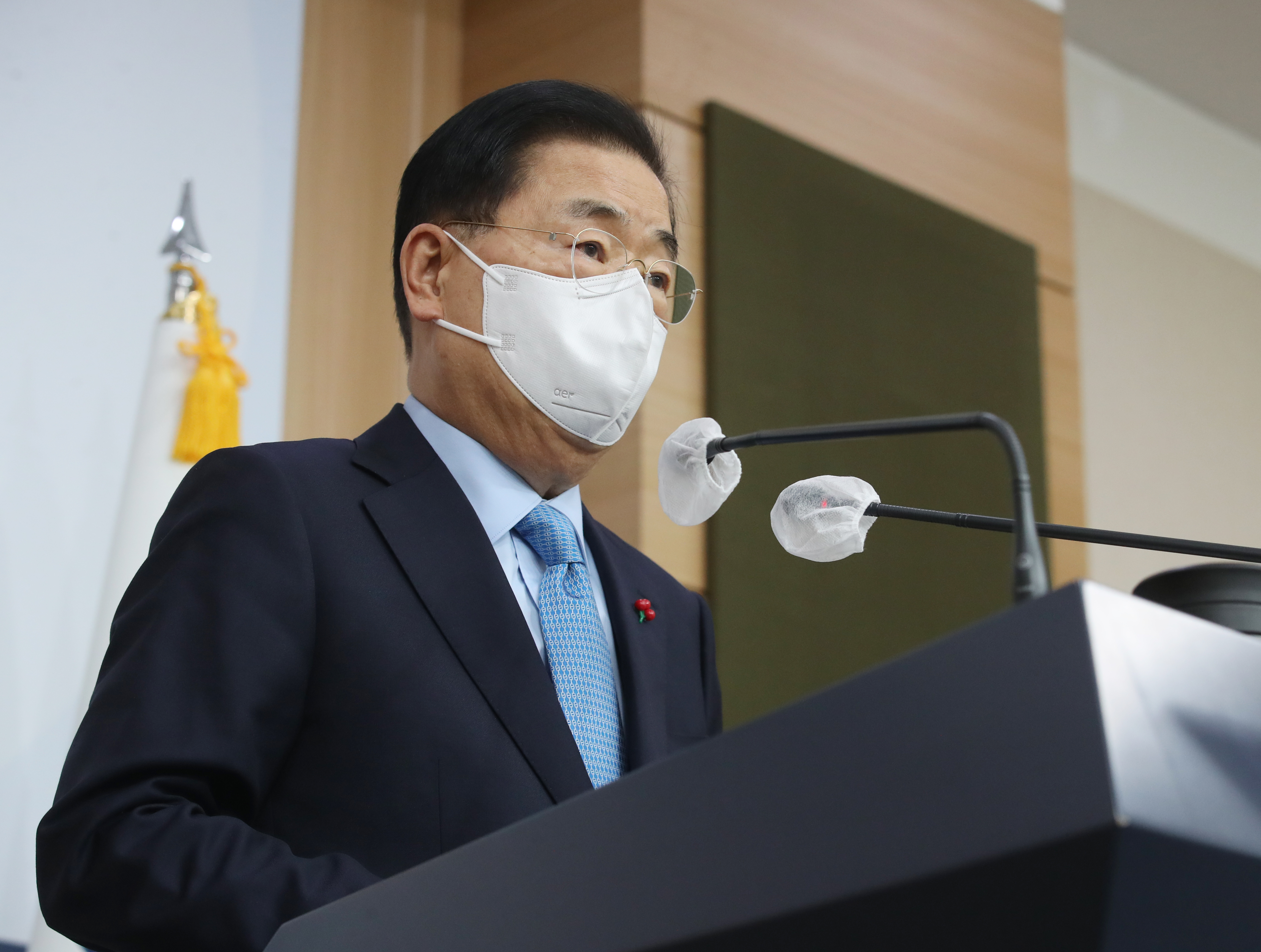정의용 외교부 장관이 29일 서울 종로구 외교부 청사에서 내신기자들과 기자회견을 하고 있다.