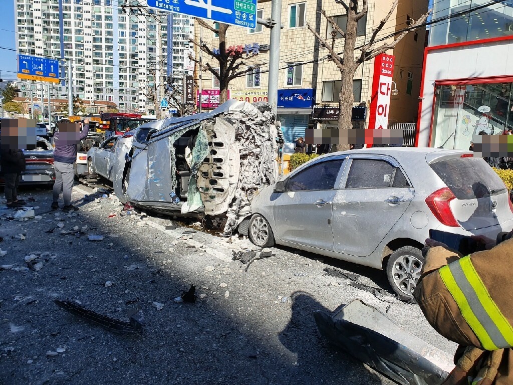 오늘 오후 12시 반쯤 부산 연제구 연산동의 한 대형마트 5층 주차장에서 택시가 추락해 도로에 신호 대기 중이던 다른 차량을 덮친 모습. 사진제공=부산경찰청