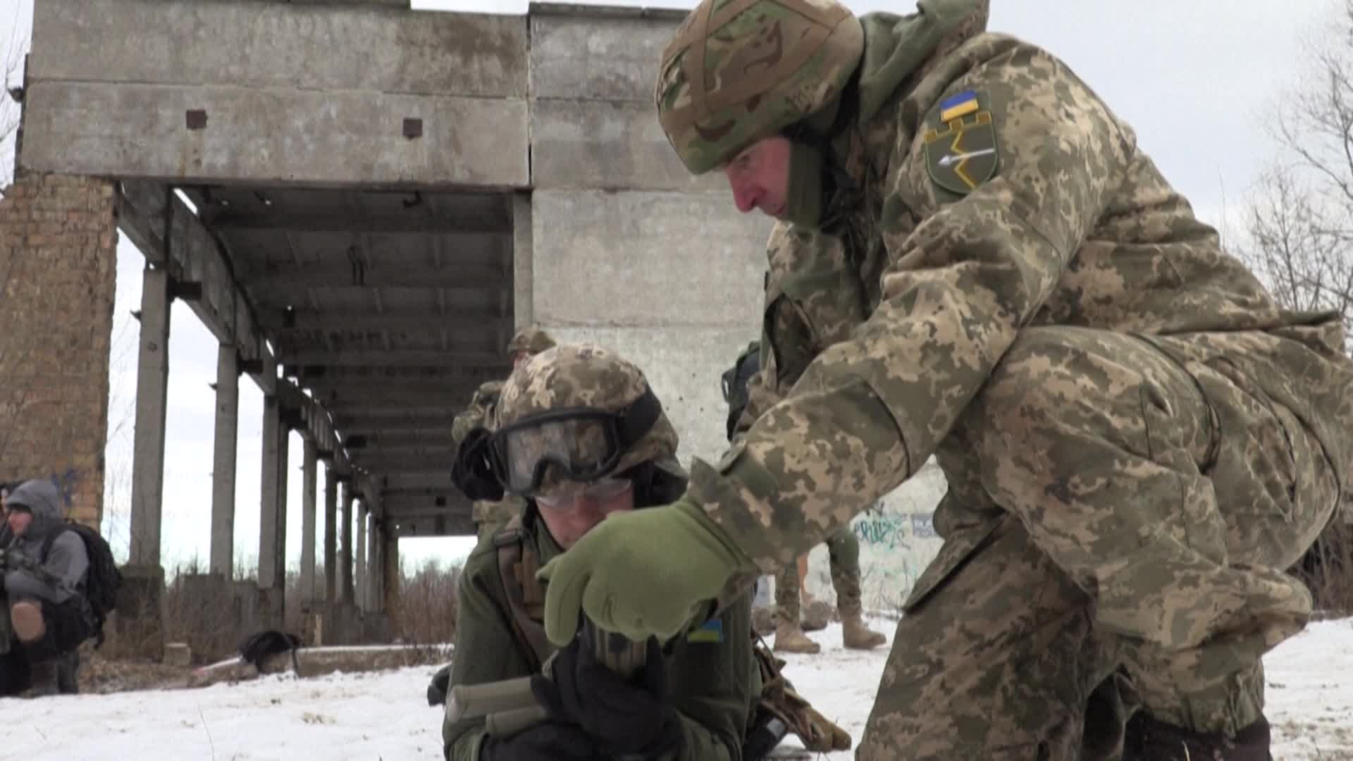 러시아의 침공에 대비해 사격 훈련을 받는 우크라이나 민간인들 (출처: AFP)