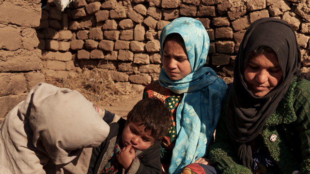 아빠에 의해 강제 결혼의 위기에 처했지만, 엄마에 의해 구조된 아프간 소녀 가정 (사진제공 AP)