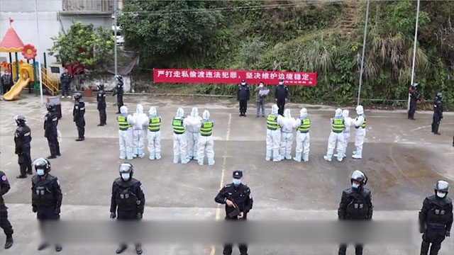 ‘공개 처벌’을 당한 용의자들이 광장에서 당국자의 발표를 듣고 있는 모습 (출처: ‘정관스핀’ 웨이보 계정)