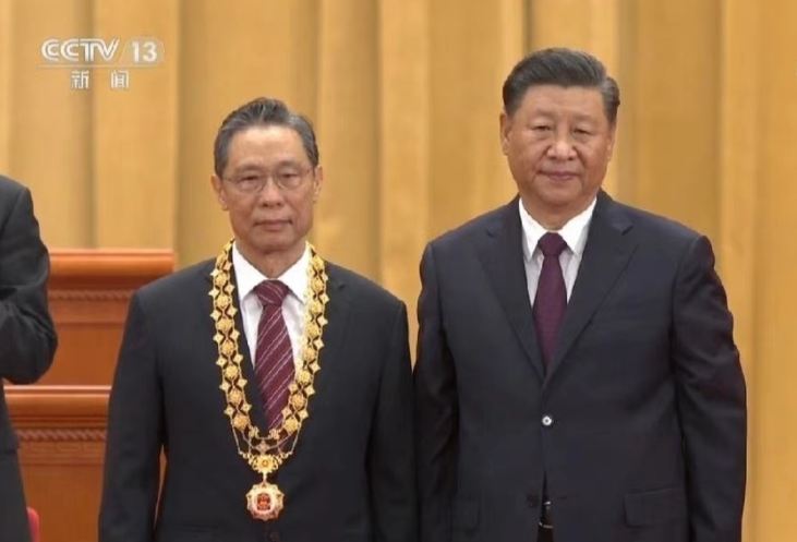 2020년 9월 중난산 중국 공정원 원사(왼쪽)는 시진핑 중국 국가주석에게서 코로나19 방역 최고 훈장을 받았다. (CCTV 캡처)