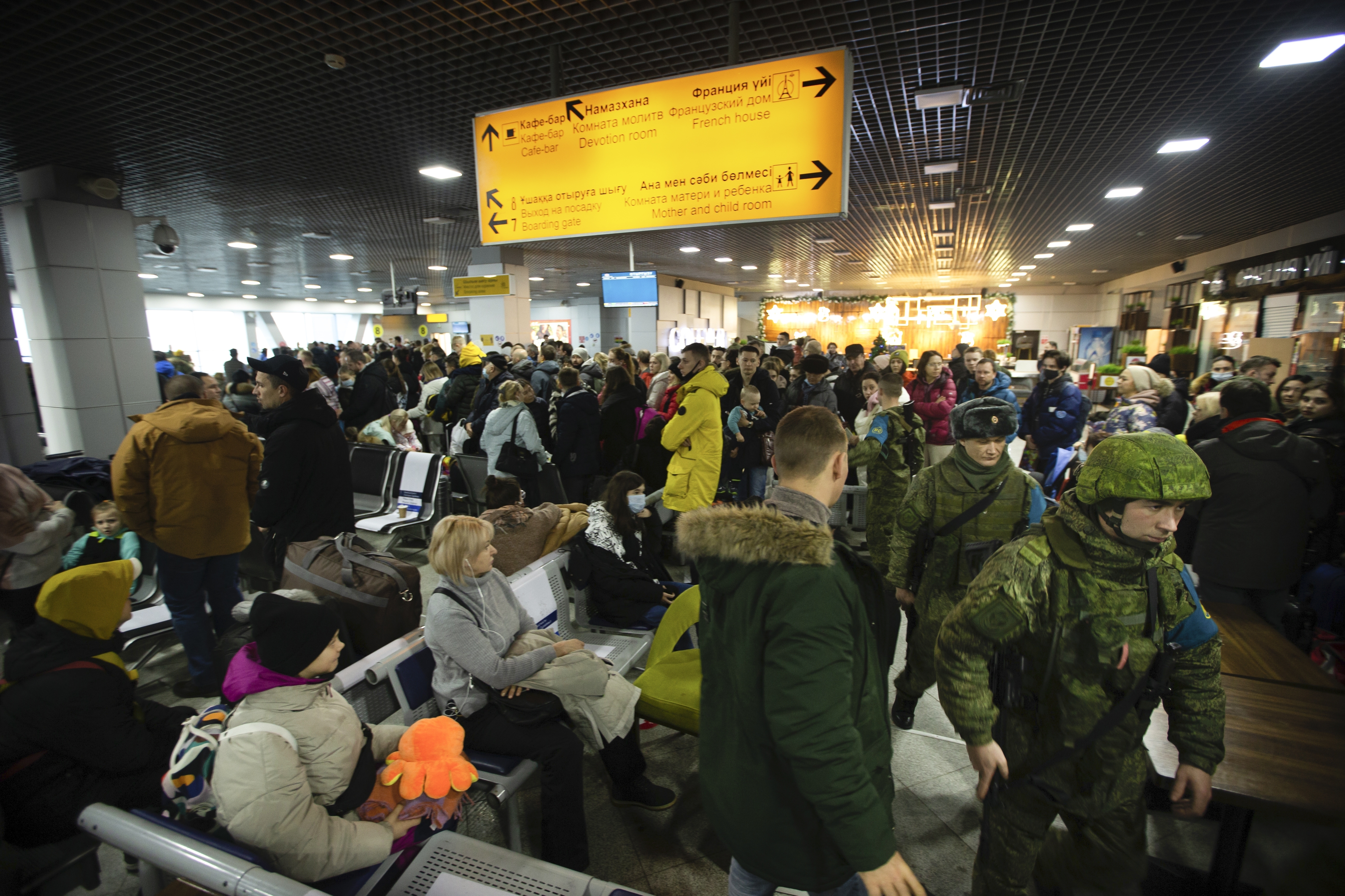 지난 9일 알마티 국제공항에서 자국민 승객들을 수송하기 위해 파견된 러시아 병사들이 공항 내부를 살펴보고 있다. [사진 : AP=연합뉴스]