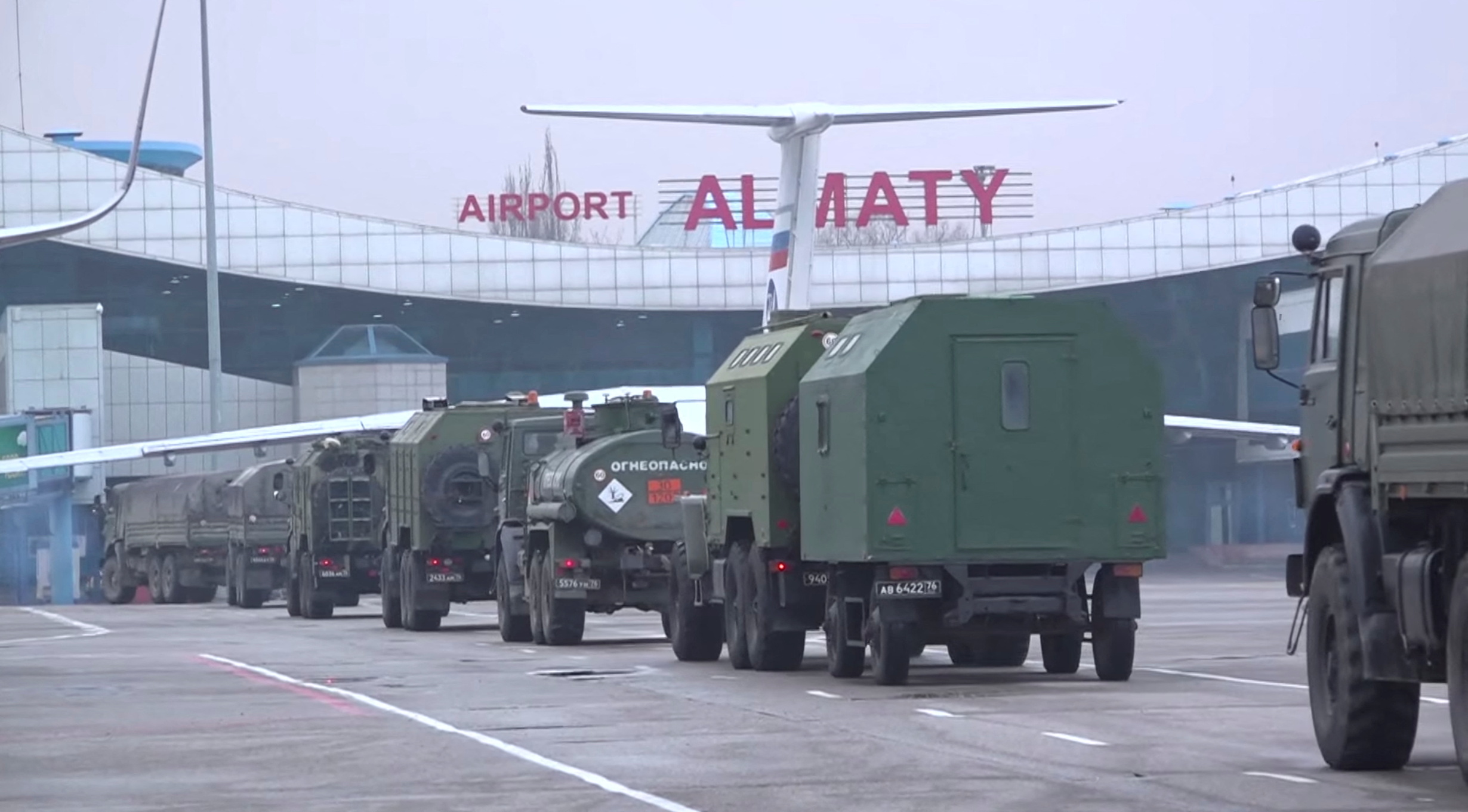 지난 9일 평화유지 업무를 위해 파견된 러시아 병력들이 알마티 국제공항에 도착해 이동하고 있다. [사진 : 로이터=연합뉴스]