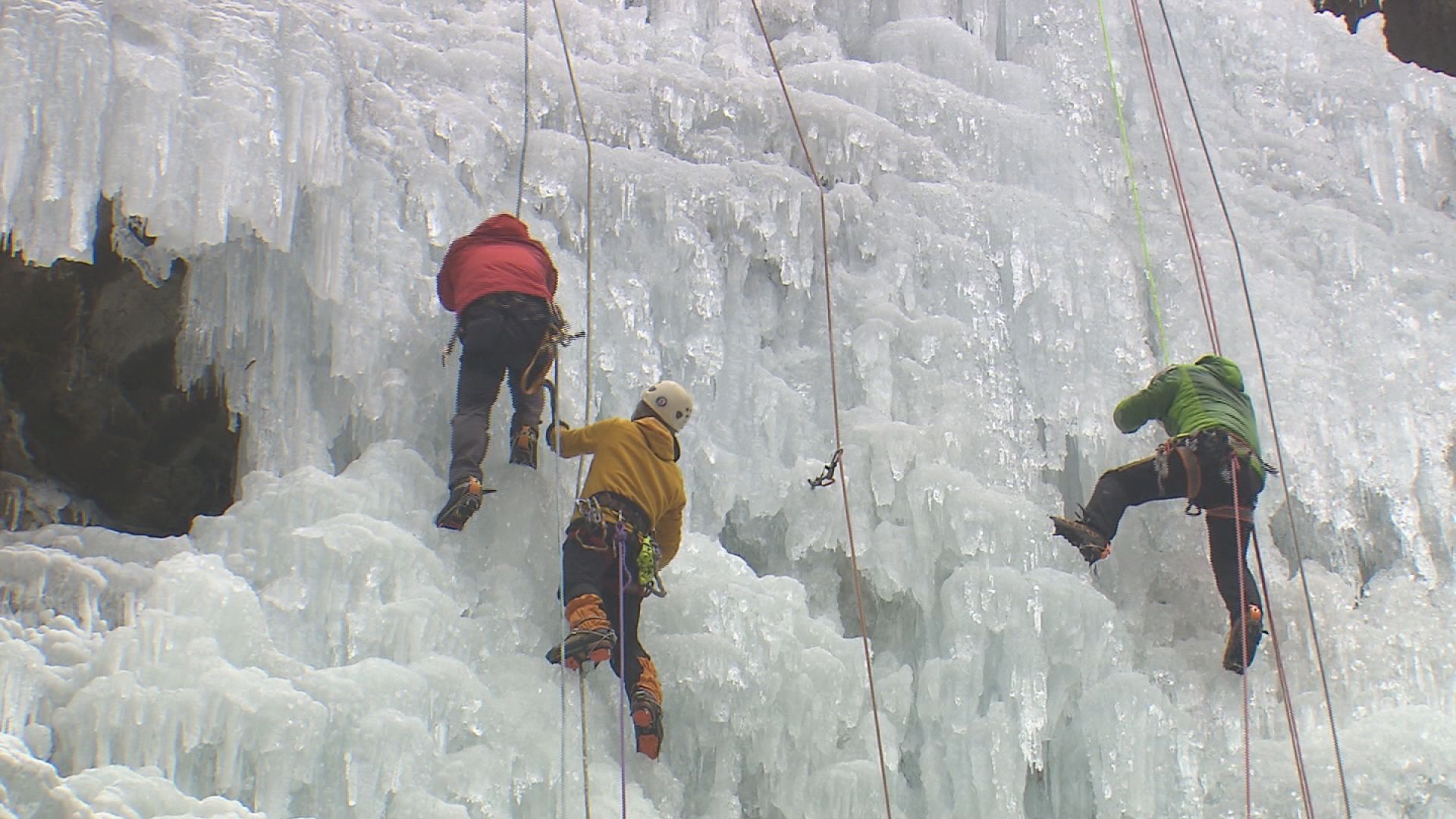 빙벽을 등반하고 있는 등반객들. 한 번 사고가 나면 큰 인명피해로 이어질 수 있어 주의해야 한다.