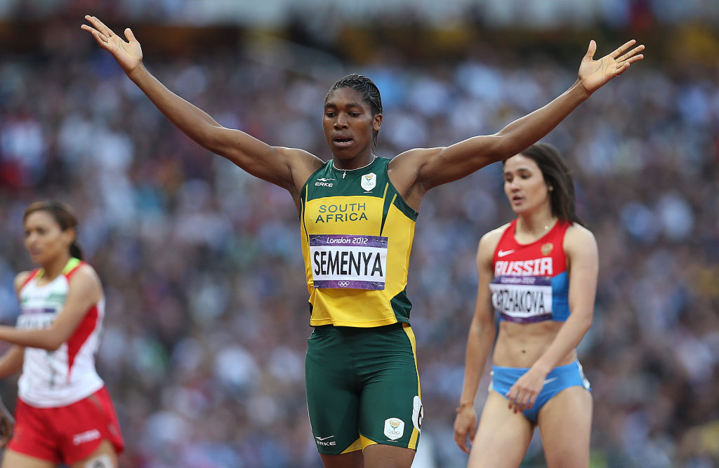 2012년 런던 올림픽에서 남아공 국가대표 세메냐 선수가 육상 여성 800미터 경기에서 우승한 직후 두 손을 번쩍 든 모습.