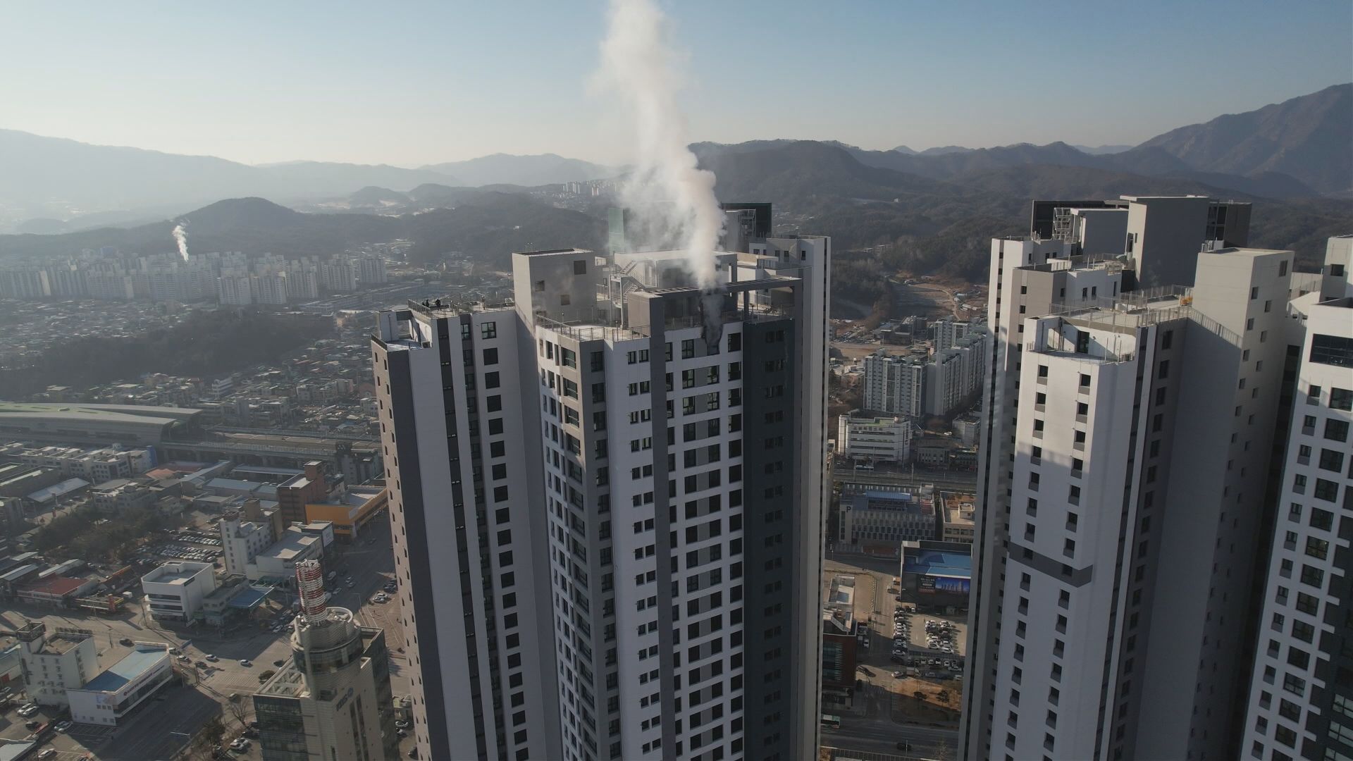 불이 난 강원도 춘천의 아파트. 49층 높이 건물의 꼭대기 층에서 불이 났다.