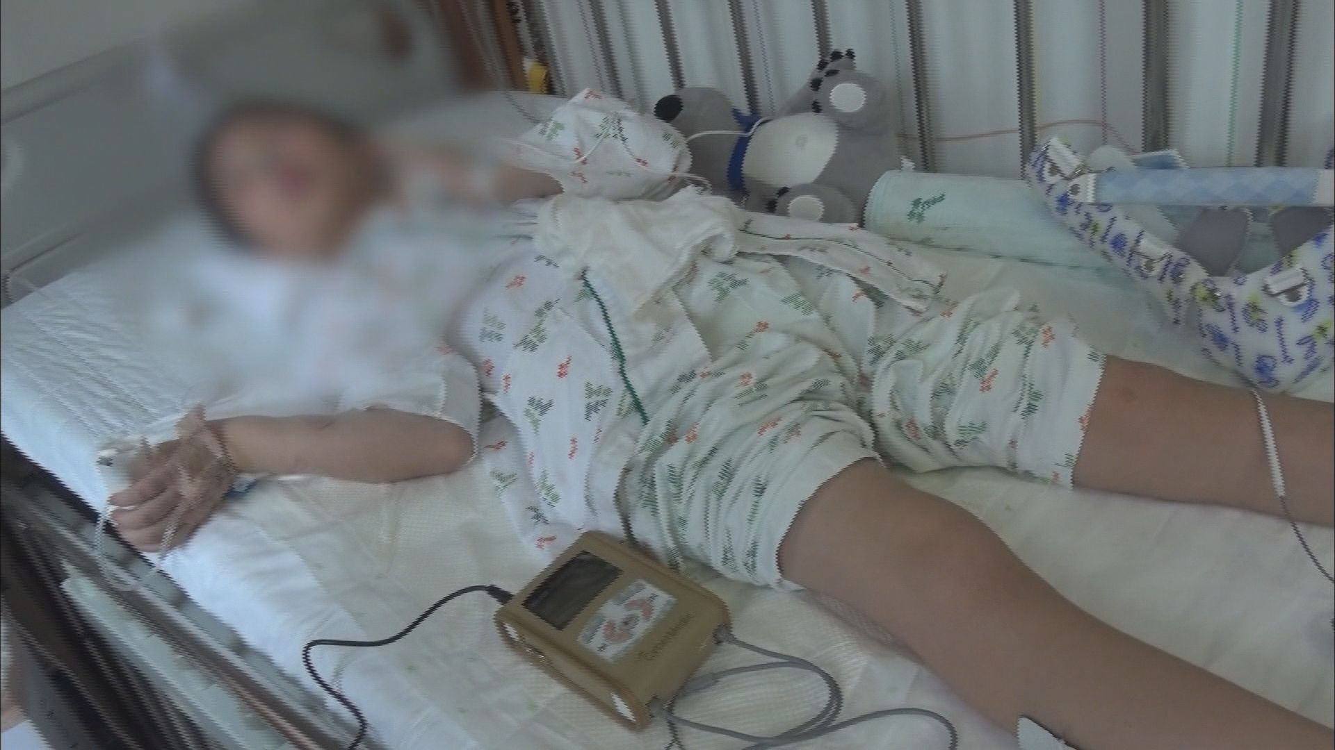‘영구 뇌 손상’, ‘팔다리 마비’ 상태로 누워 있는 홍서홍 군.