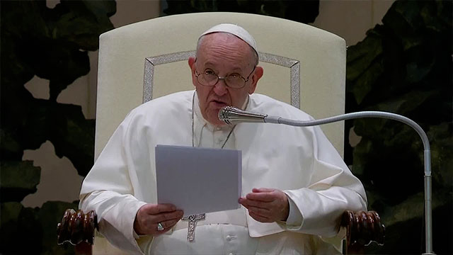 바티칸 교황청에서 대중을 상대로 설교중인 프란치스코 교황(지난 5일)