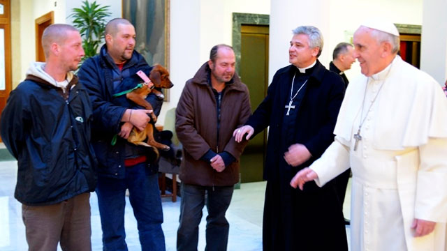 지난 2013년 77번째 생일에 바티칸 근처 노숙자들을 초청해 아침 식사를 함께 한 프란치스코 교황. 한 노숙자는 반려견을 데리고 왔다.