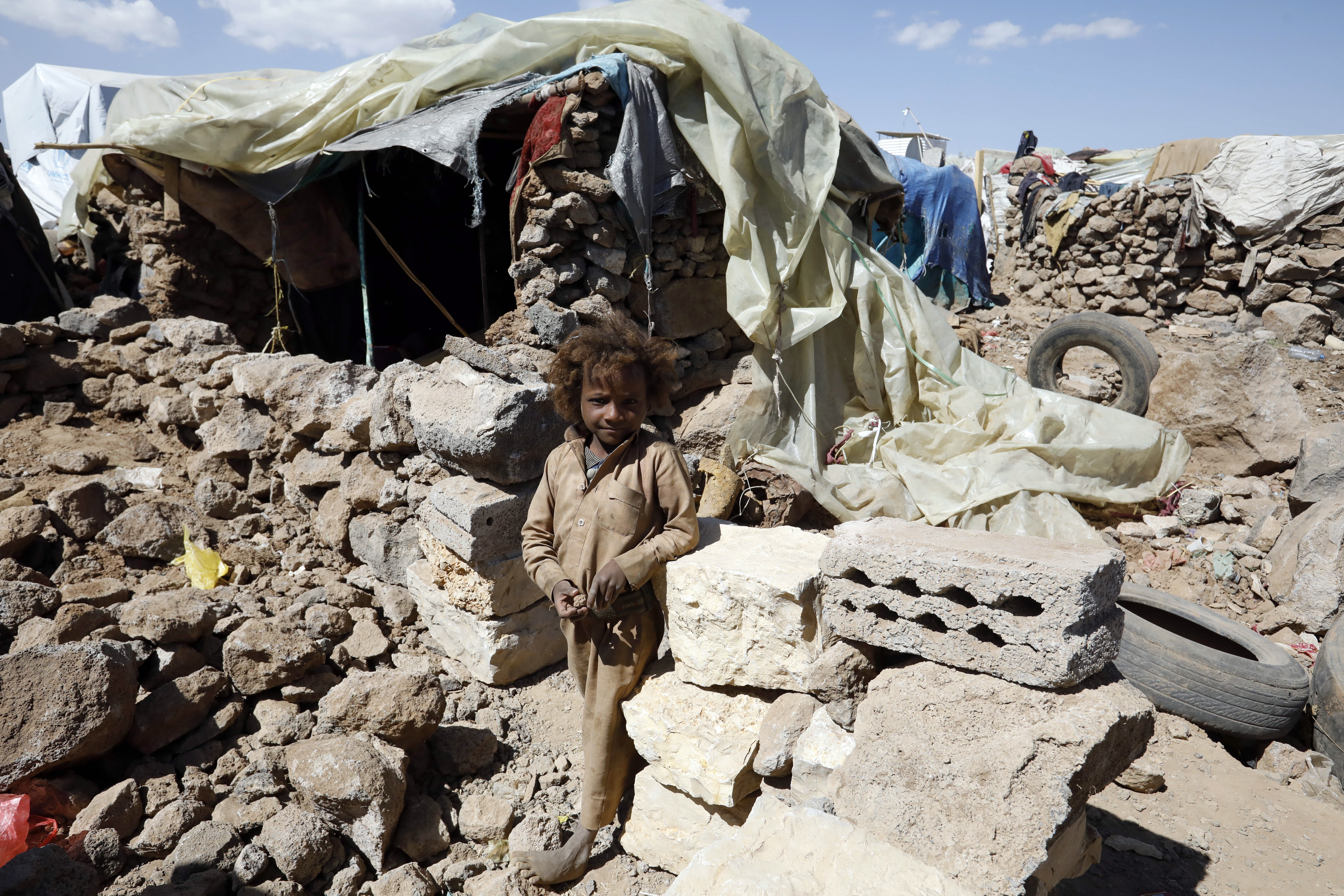 예멘 사나 외곽 임시대피소의 한 소년(출처:EPA)
