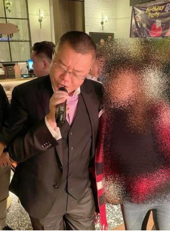 홍콩 당국이 오미크론 변이 확산을 경고한 가운데 전인대 홍콩 대표 위트먼 헝(왼쪽)의 생일 파티에 정부 고위직 등 200명 가까이 참석한 사실이 드러나 공분을 샀다. (사진=연합뉴스)