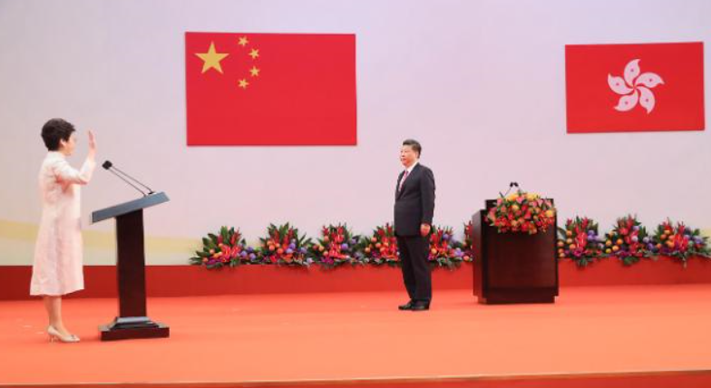 2017년 홍콩 행정장관에 선출된 뒤 시진핑 중국 국가주석에게 선서하는 캐리 람 (사진=연합뉴스)