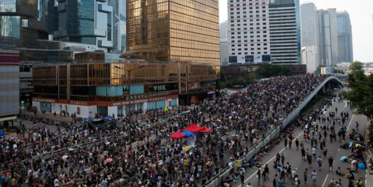 2014년 홍콩 민주 진영 시위대는 2017년 치르는 홍콩 행정장관 선거를 완전한 직선제로 치르자고 요구했다.