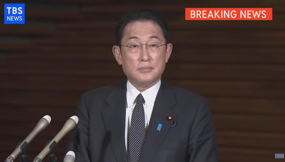 기시다 후미오 일본 총리가 18일 저녁 총리관저에서 기자들과 질의 응답을 갖고 있다. [사진=日 TBS뉴스 유튜브 캡처]
