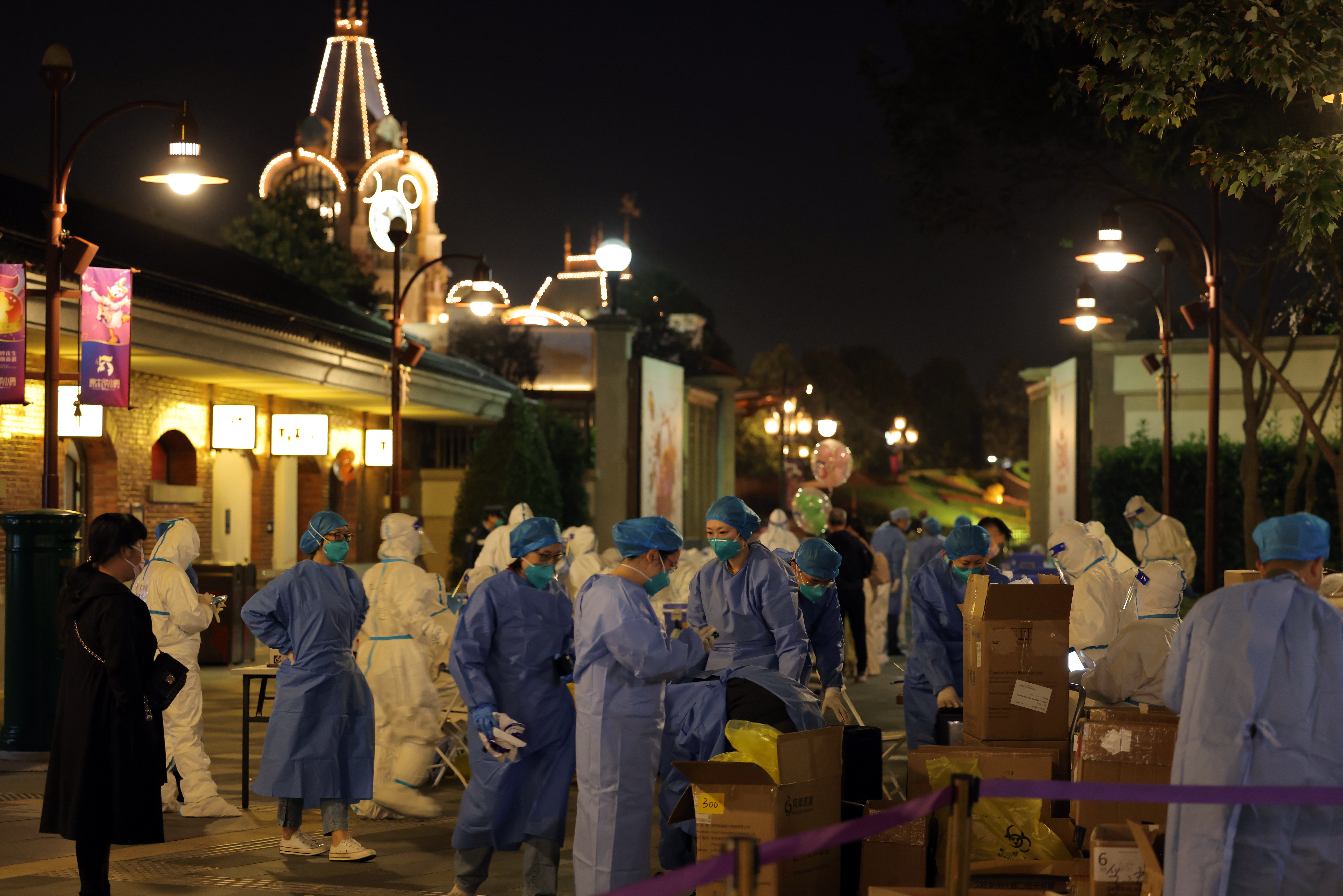 코로나19 확진자 방문에 잠정 폐쇄됐던 상하이 디즈니랜드, 지난해 10월 31일 (출처:연합뉴스)