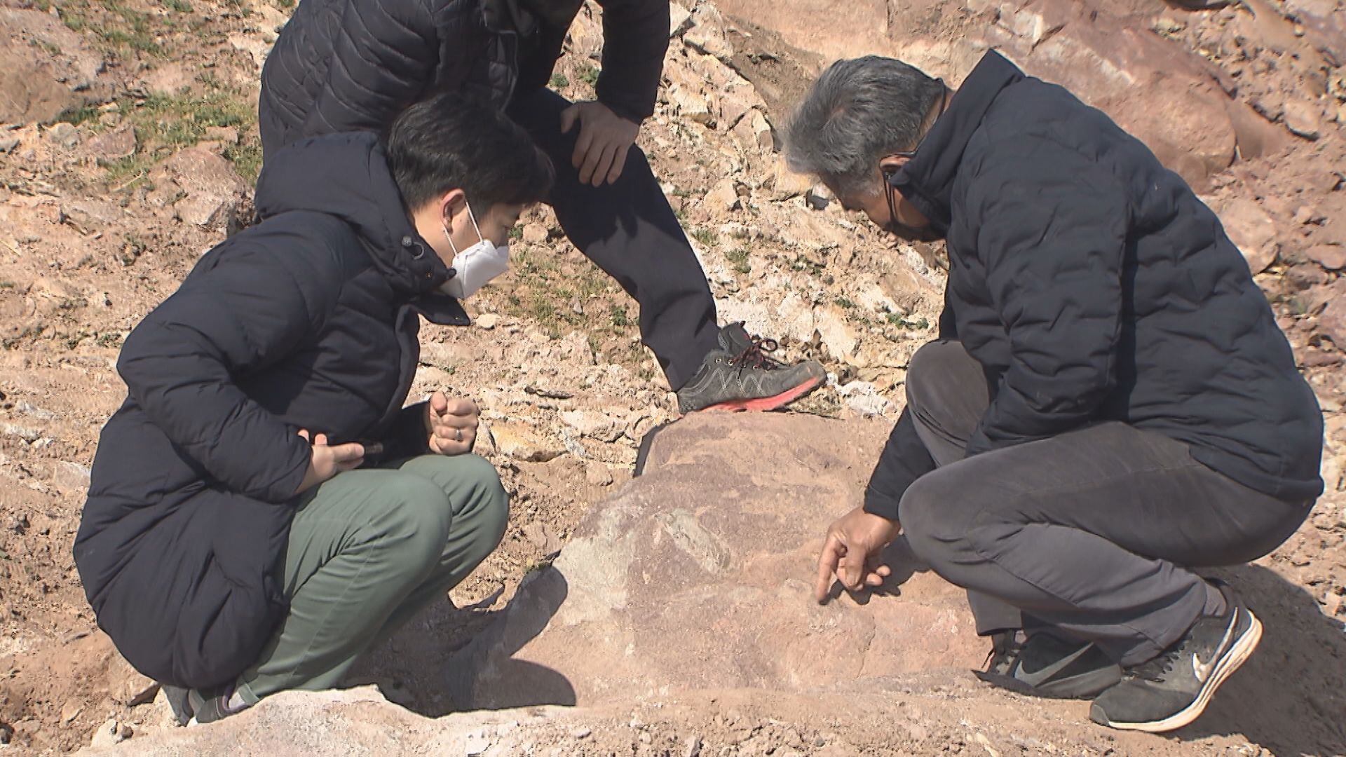 공룡 알 화석 발견자 조금연 씨(사진 오른쪽). 전문가 못지않은 식견으로 화석에 관해 설명하고 있다