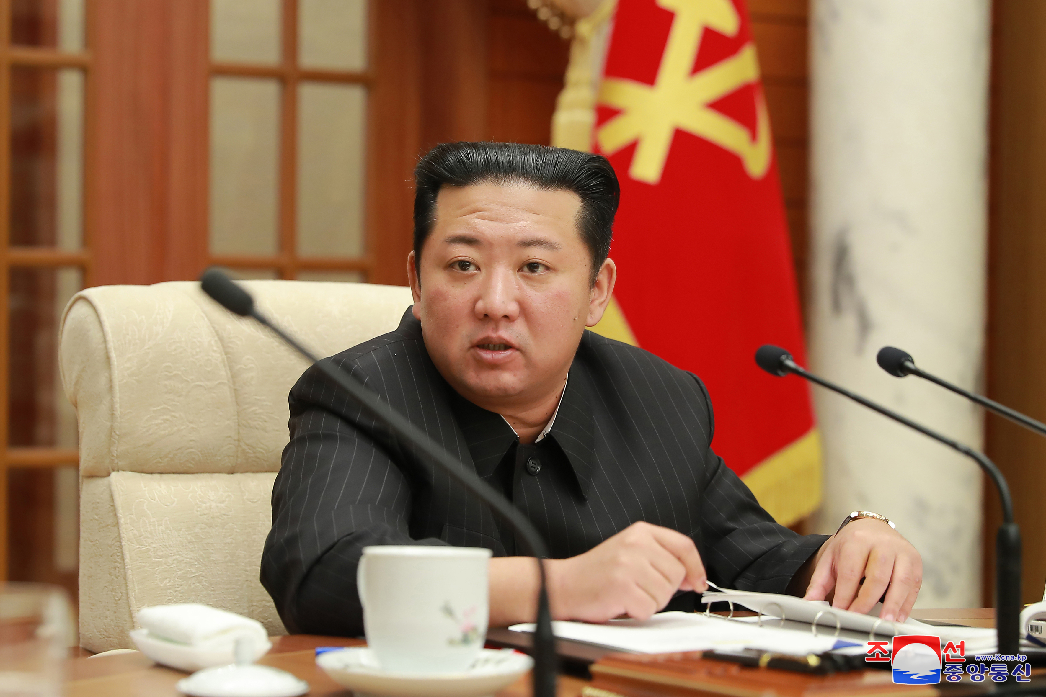 북한 노동당 중앙위원회가 지난 19일 김정은 국무위원장이 참석한 가운데 제8기 제6차 정치국 회의를 열어 미국 대응방안을 논의했다고 조선중앙통신이 밝혔다.