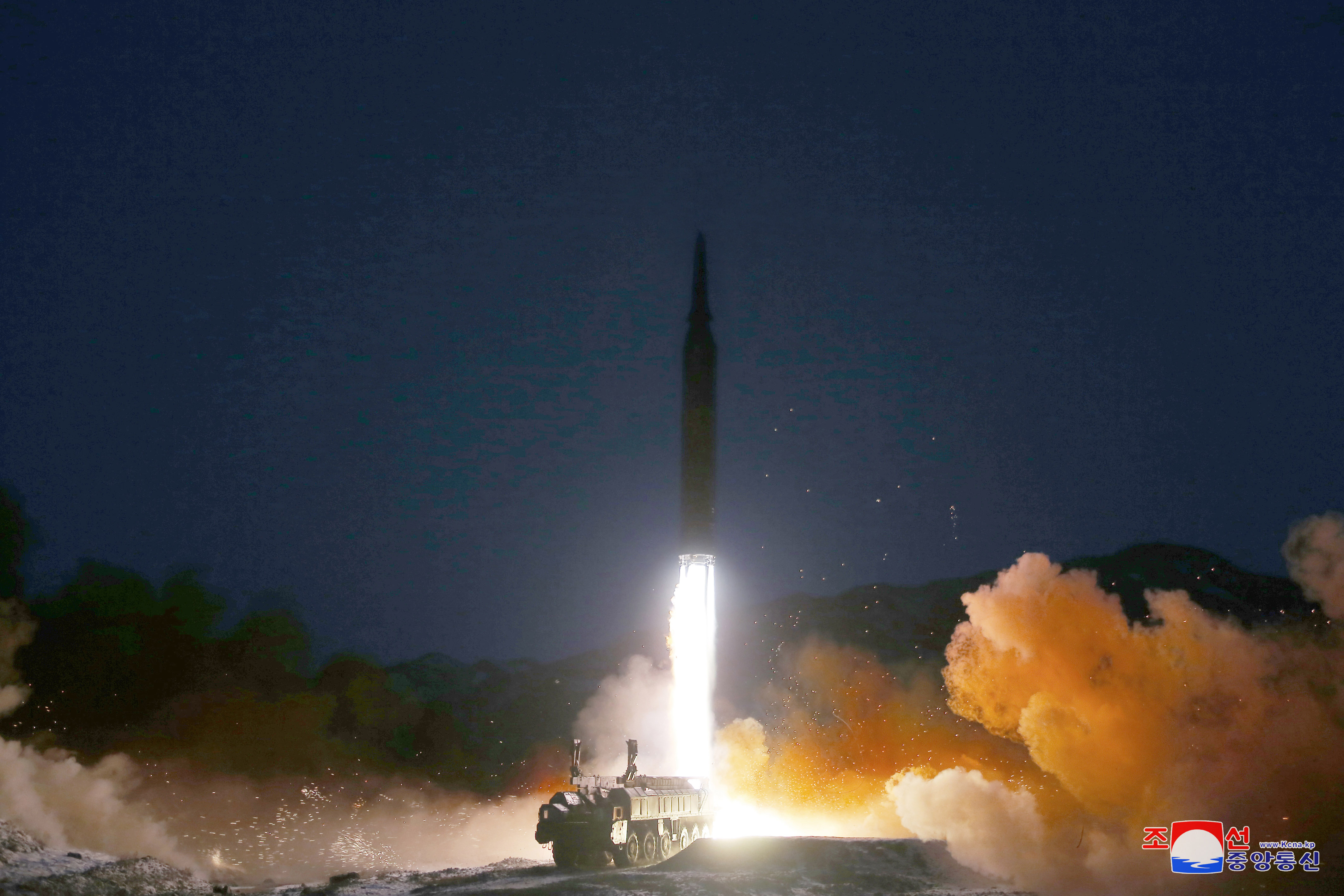 북한 국방과학원이 지난 11일 김정은 국무위원장이 참관한 가운데 극초음속미사일 시험발사를 성공시켰다고 조선중앙통신이 보도했다.