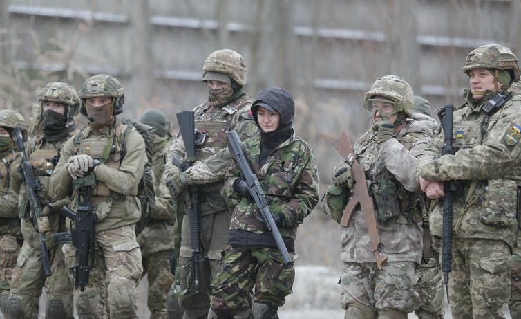 러시아 침공에 대비해 군사훈련을 받고 있는 우크라이나 젊은이들.