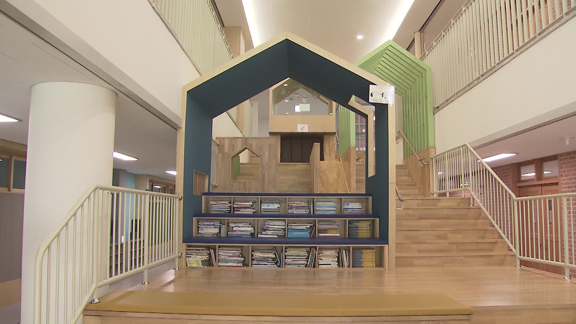 층마다  채광이 잘 들어오는 계단형 쉼터인 ‘솔빛길’이 있다. 이곳은 독서 공간으로도 활용된다.
