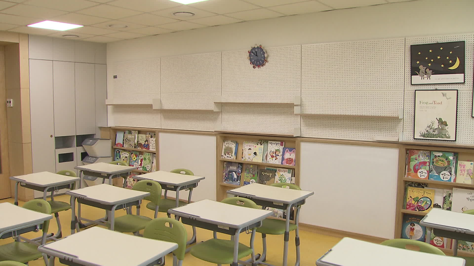 저학년 교실 뒤편엔 아이들 키에 맞춘 칠판이 부착돼 있고, 낮은 책꽂이가 마련돼 있다. 벽에는 작품을 붙일 수 있다.