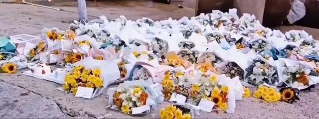 하이난성 싼야 해변에 놓은 추모 꽃과 음식들 (출처: 바이두)