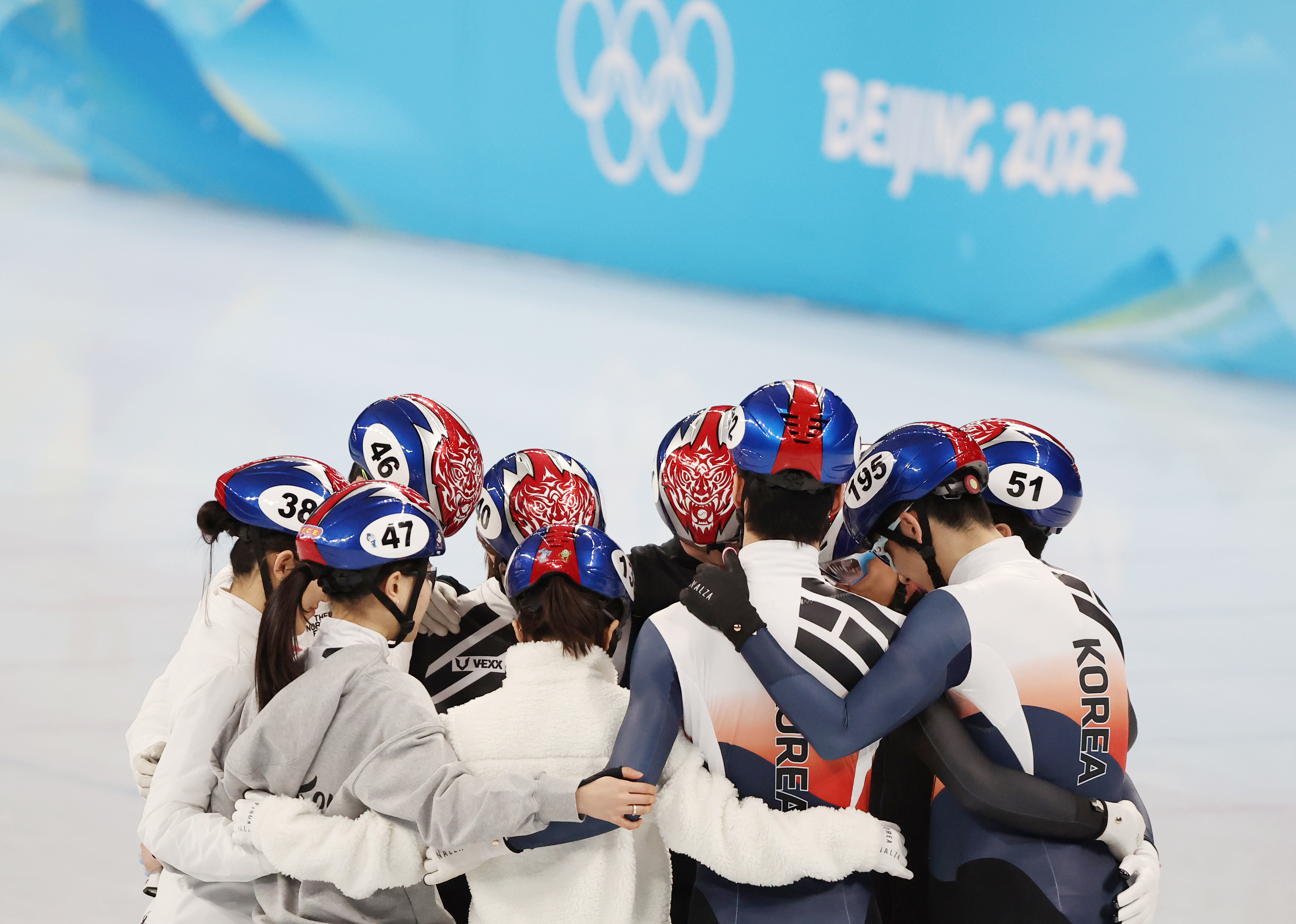 한국 쇼트트랙  대표팀 선수들이 2022 베이징 동계올림픽 개막 이틀째인 6일 오후 중국 베이징 캐피탈 실내경기장에서 훈련 준비를 하고 있다. [사진출처 : 연합뉴스]