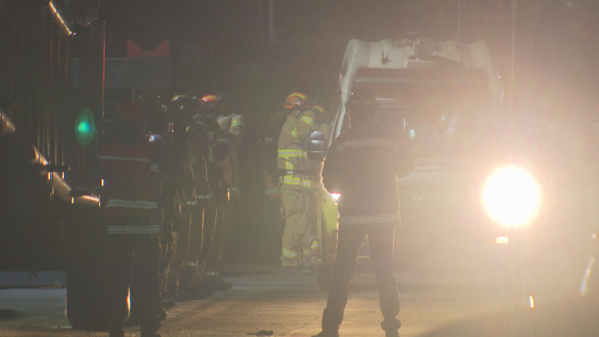 광주 화정 아이파크 붕괴사고 마지막 실종자를 수습한 지난 8일, 구조대원들이 실종자를 태운 119구급차를 향해 도열해 거수경례하고 있다.