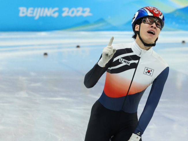 한국 황대헌 선수가 9일 베이징 동계올림픽 쇼트트랙 남자 1,500m 결승에서 1위로 결승선을 통과한 뒤 환호하고 있다. (사진/연합뉴스)