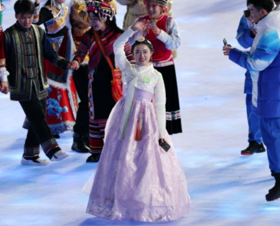 주한 중국대사관은 8일 베이징 동계올림픽 개막식 한복 논란과 관련해 “한복은 한반도의 것이며 또한 중국 조선족의 것”이라는 내용의 입장문을 냈다. (사진/연합뉴스)
