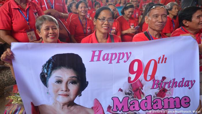 이멜다의 90번째 생일을 축하하는 필리핀 시민들, 사진 SNS