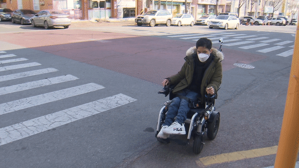 왕복 1시간 반 동안 전동 휠체어를 직접 몰고 보건소로 갔던 박대왕 씨.