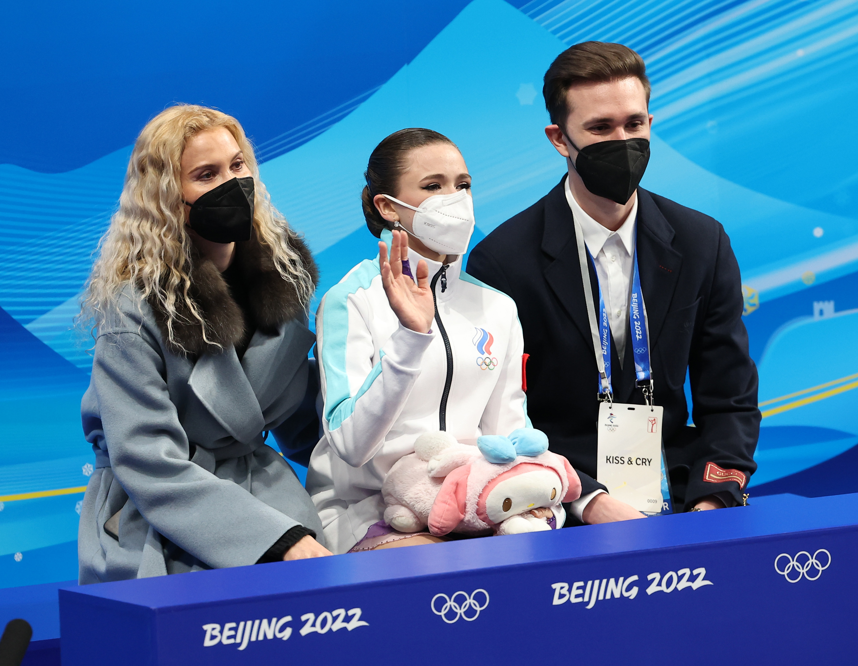 15일 2022 베이징 동계올림픽 여자 싱글 쇼트프로그램을 마친 뒤 점수를 기다리는 발리예바와 코치진.  맨 왼쪽이 예테리 투트베리제.