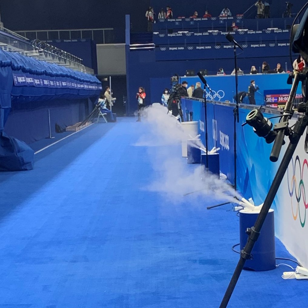 2022 베이징 동계올림픽 컬링 경기가 열린 국립 아쿠아틱 센터에 설치된 가습기.  출처 : 한스 뷔트리히 트위터
