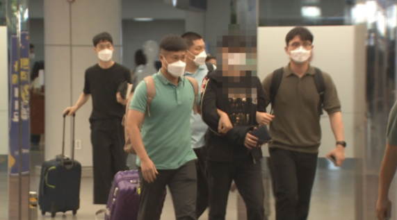 지난해 8월 제주국제공항에 도착해 경찰에 연행되고 있는 김 모 씨