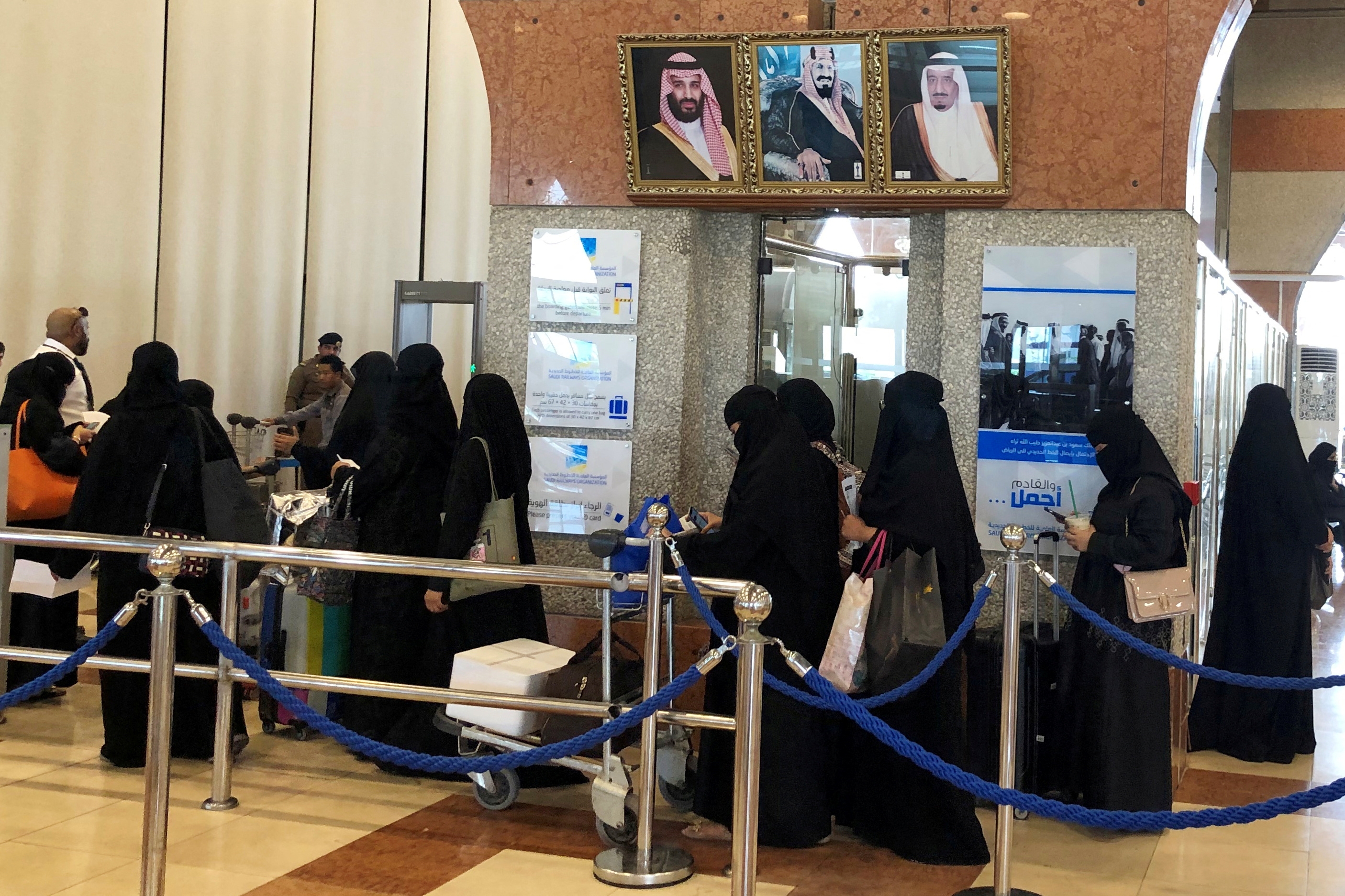 기차를 타기 위해 줄 서 있는 사우디 여성들(출처: 로이터, 2019년)