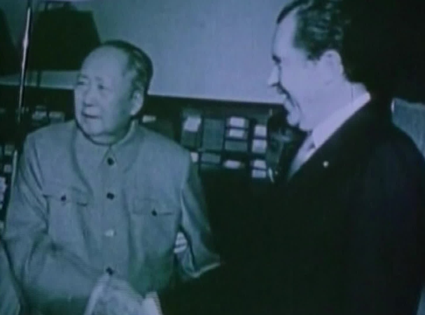 1972년 2월 중국 베이징을 방문한 닉슨 미국 대통령과 마오쩌둥 중국 주석이 악수하고 있다.