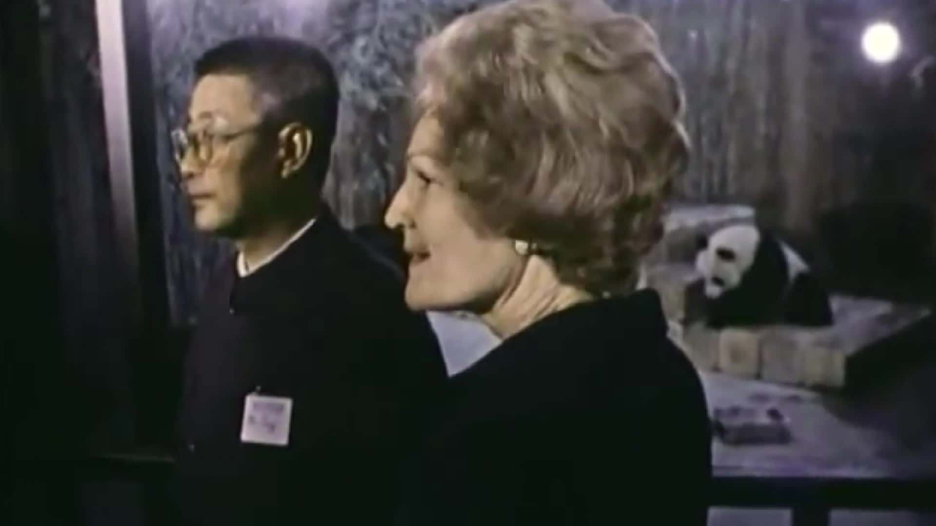 닉슨 대통령의 부인 패트리샤 닉슨이 중국측 안내로 판다를 구경하고 있다. 1972년 닉슨 방중을 계기로 중국은 미국에 판다 2마리를 선물했다.