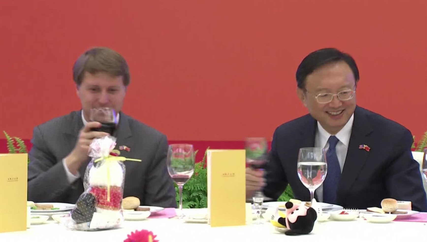 닉슨 대통령 탄생 100주년이던 2013년 중국을 방문한 닉슨의 외손자 크리스토퍼 닉슨 콕스. 당시 양제츠 외교담당 국무위원(오른쪽) 등 중국 고위관리들의 환대를 받았다.