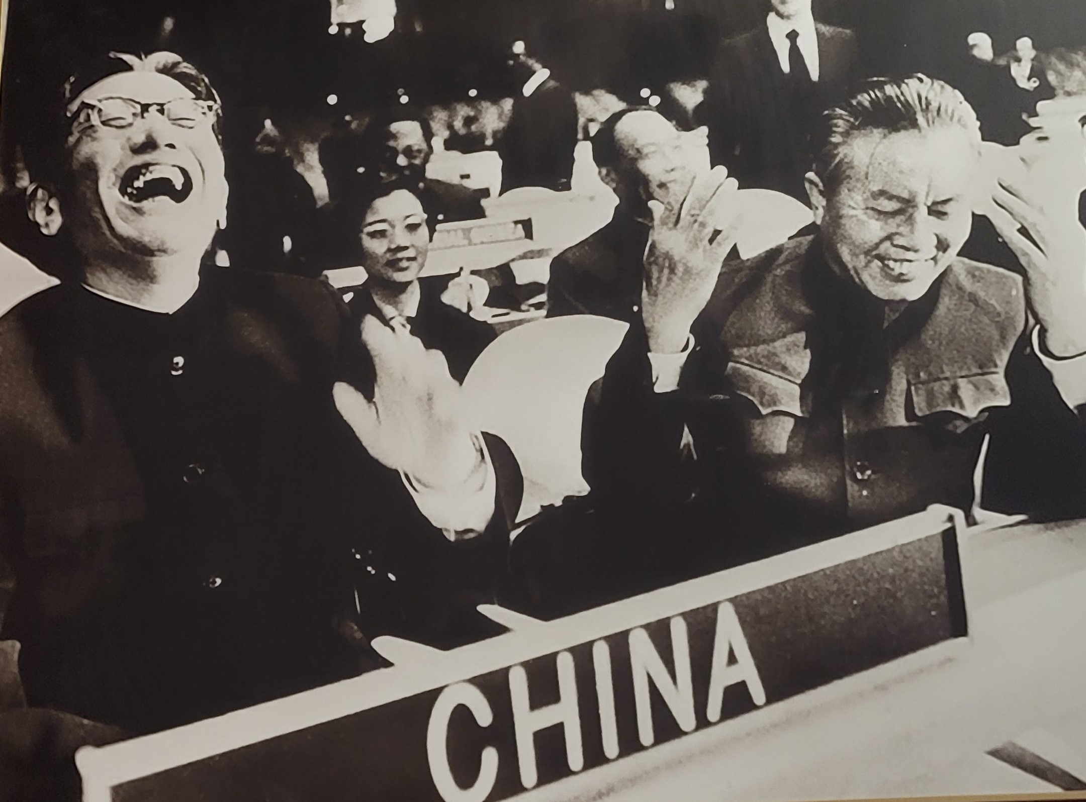 1971년 중국은 표 대결 끝에 타이완을 축출하고 유엔에 진출했다. 유엔 진출 뒤 첫 회의에 참석한 중국 대표단.